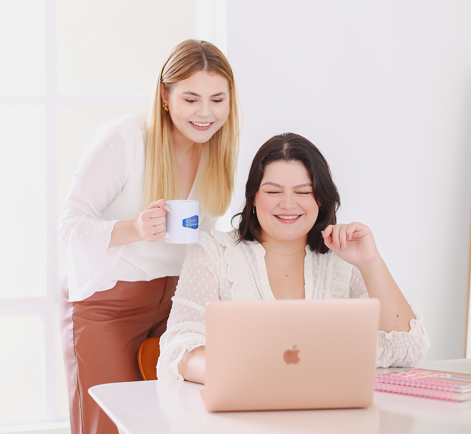 Duas mulheres sorrindo trabalhando